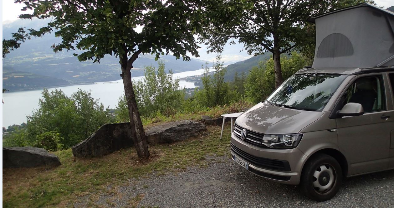 Spot pour dormir en van aménagé dans les hautes alpes avec vue sur le lac de serre ponçon